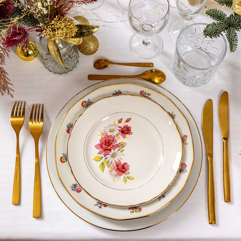 Fourchette de table dorée